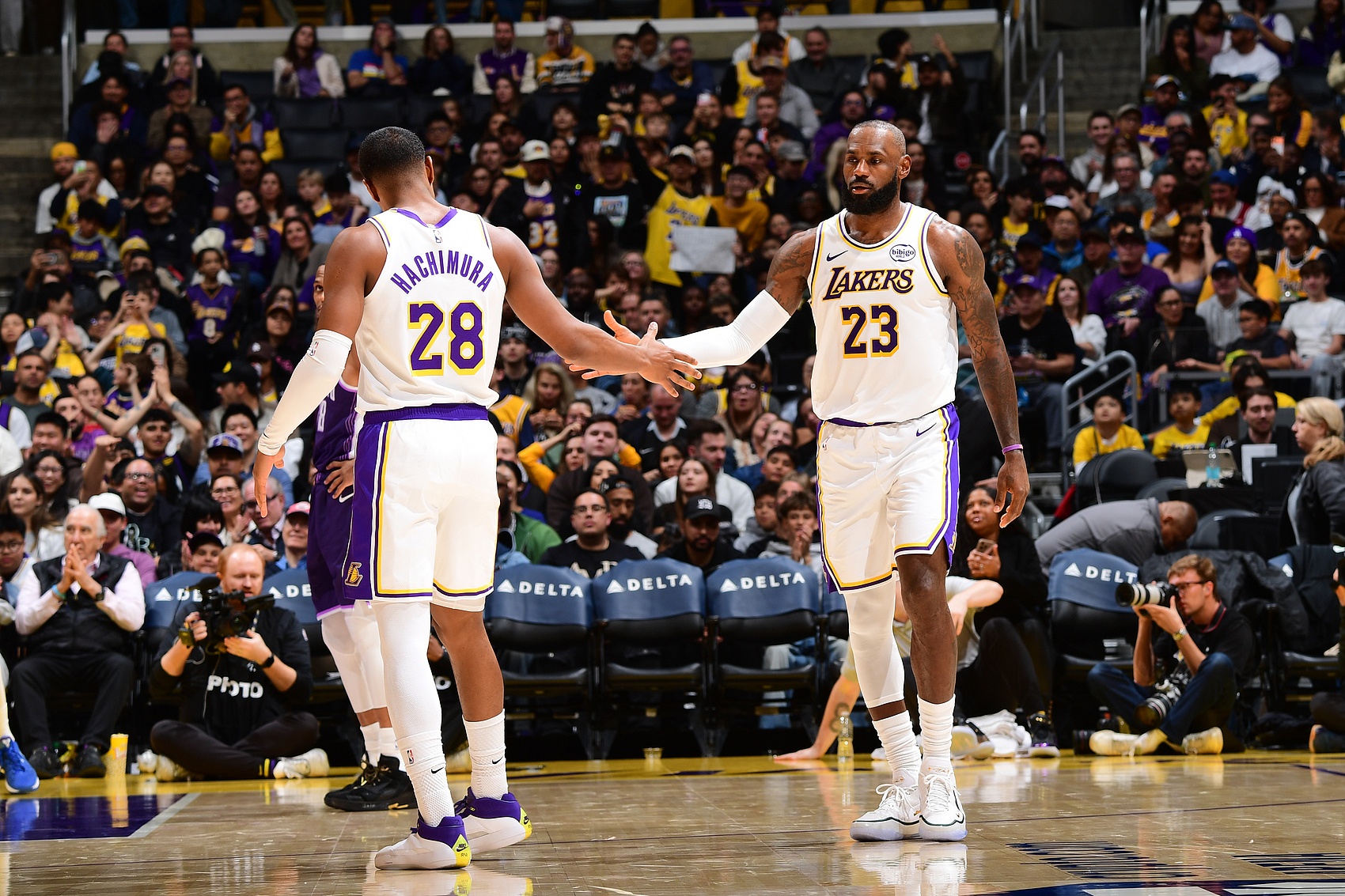 八村塁：教练组专门找东詹沟通多传球 他们听进去了 篮球就该这样