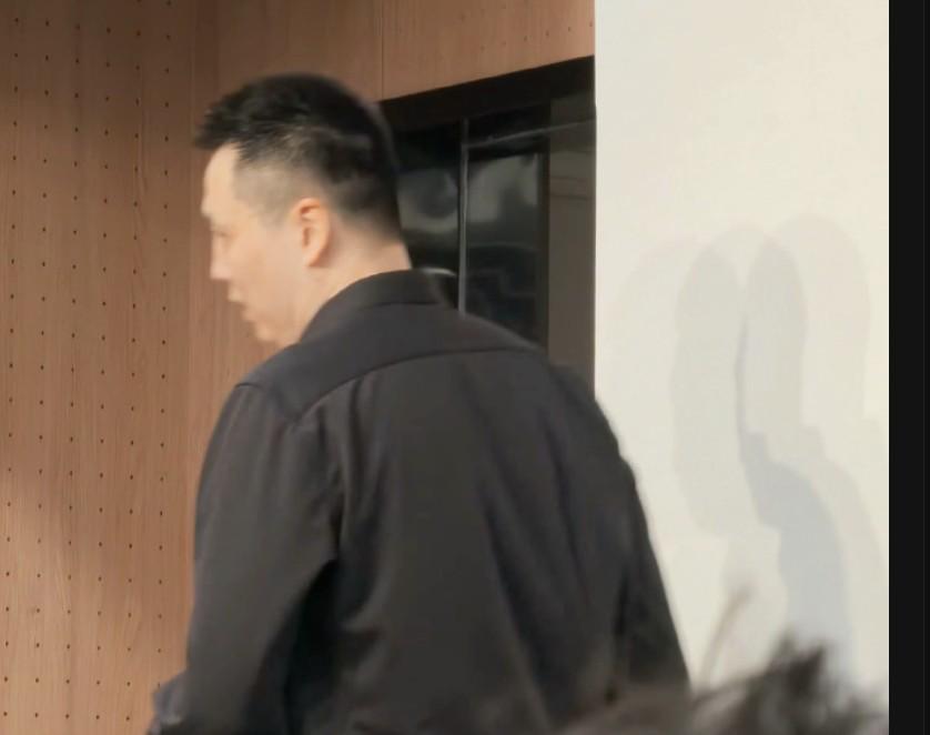 V体育入口-G5赛后采访有媒体让卢伟点评裁判判罚，后者直接起身离场